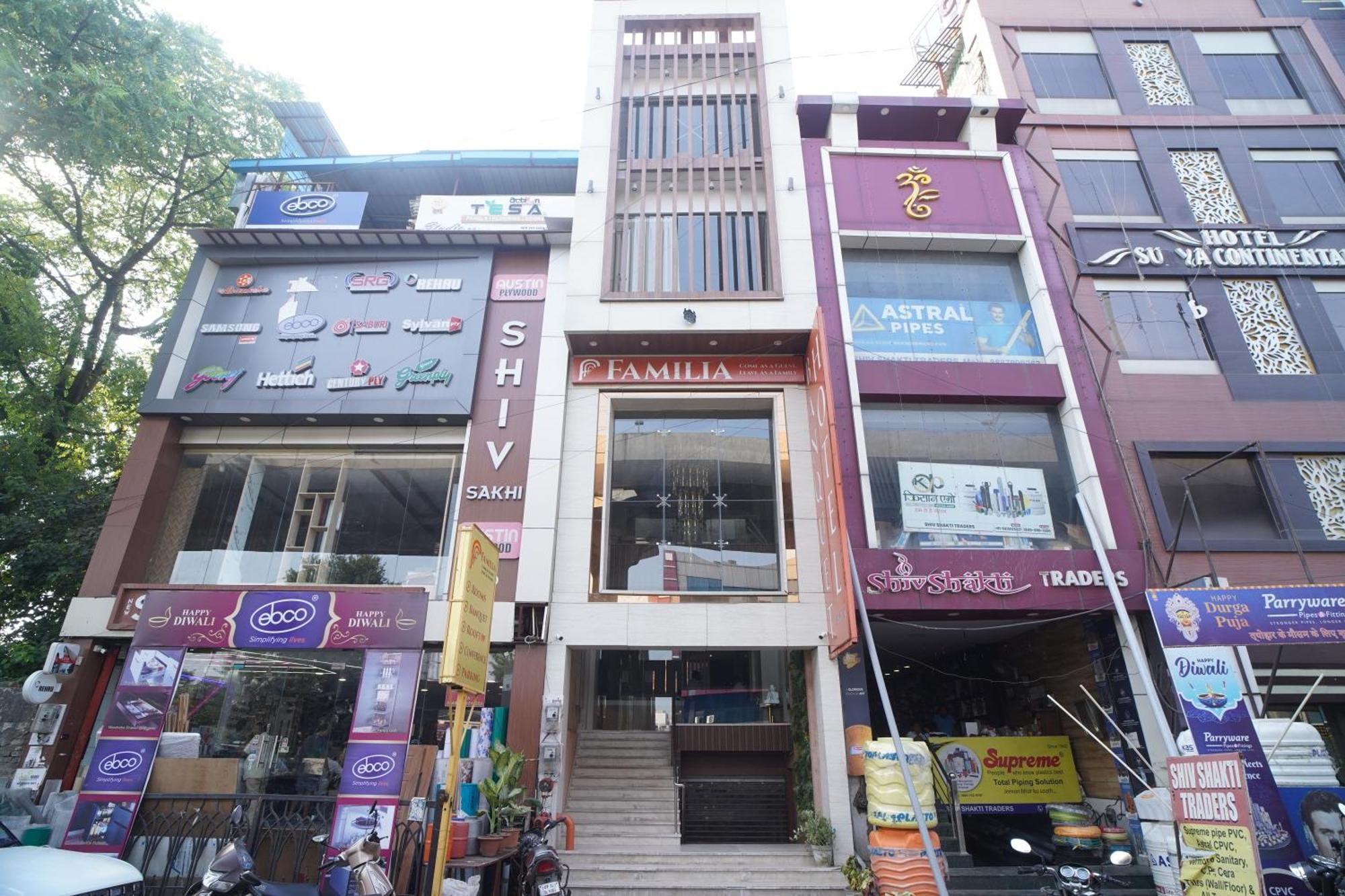 Familia Hotel And Banquets Lucknow Exterior photo